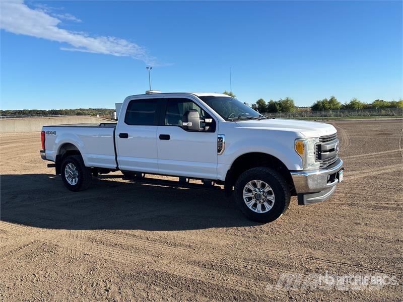 Ford F-250 XL 4x4 Crew Cab Pickup その他