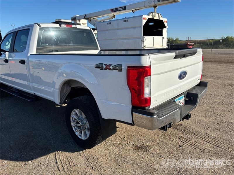 Ford F-250 XL 4x4 Crew Cab Pickup その他