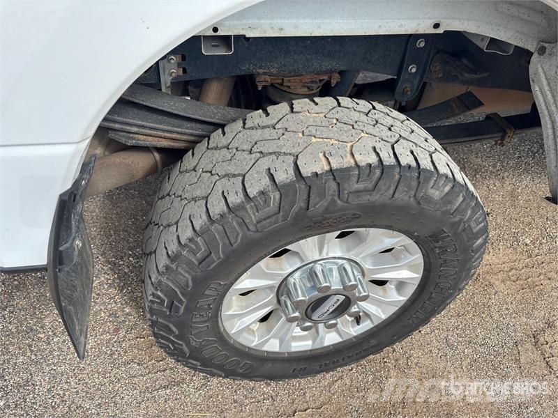 Ford F-250 XL 4x4 Crew Cab Pickup أخرى
