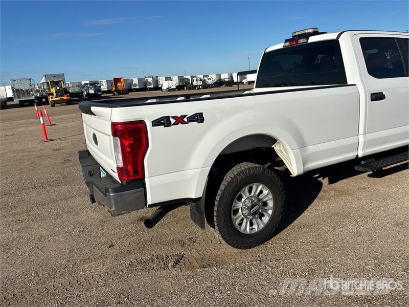 Ford F-250 XL 4x4 Crew Cab Pickup その他