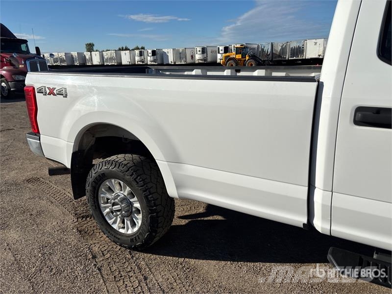 Ford F-250 XL 4x4 Crew Cab Pickup その他
