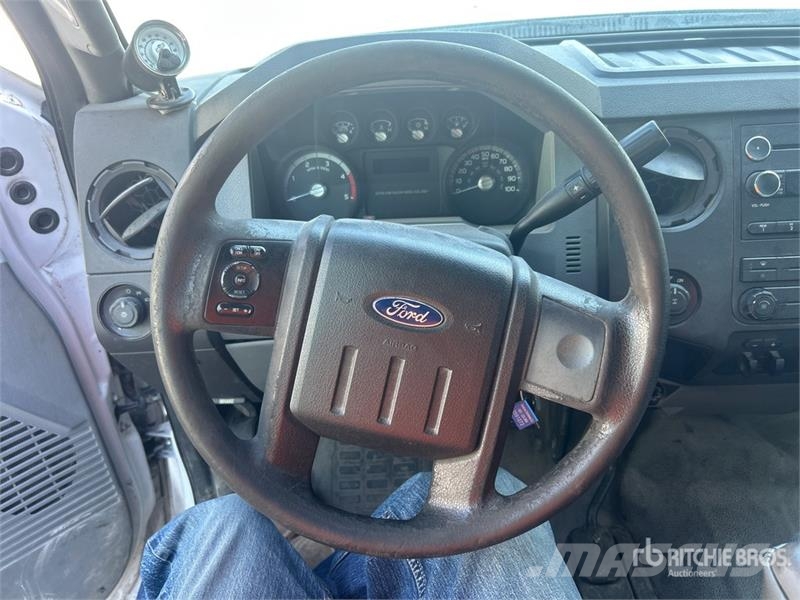 Ford F-250 XL 4x4 Crew Cab Pickup (Inoperable) Furgoni altro