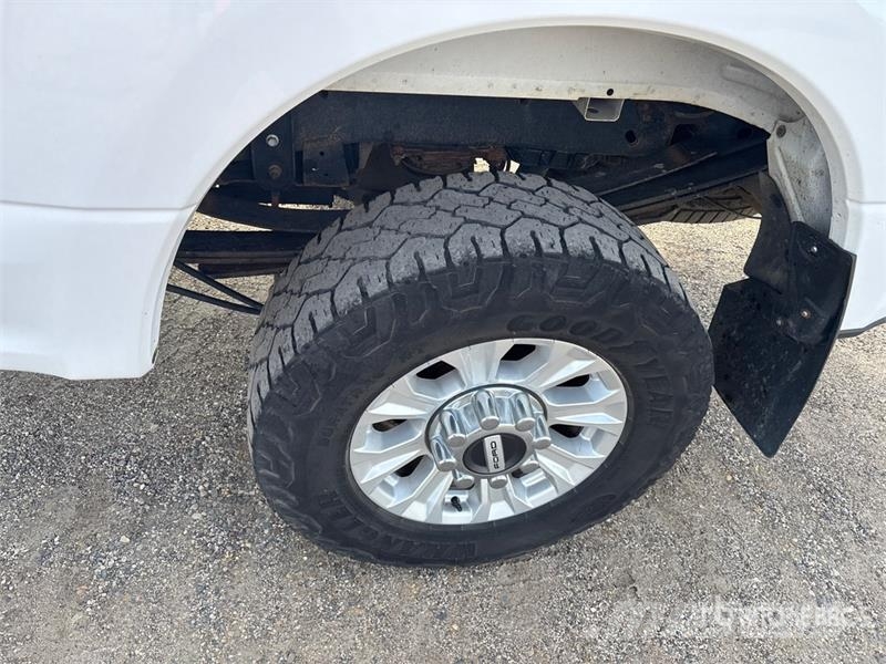 Ford F-250 XL 4x4 Crew Cab Pickup أخرى