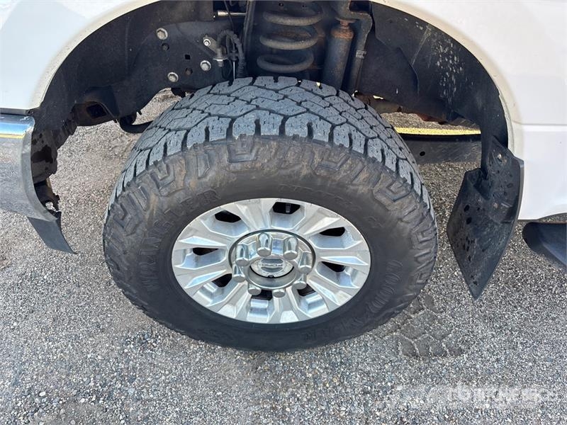 Ford F-250 XL 4x4 Crew Cab Pickup その他