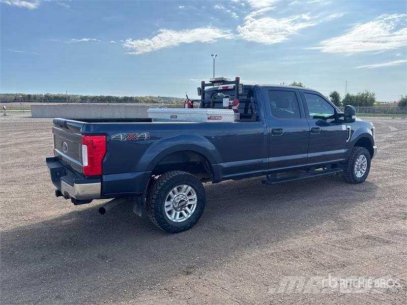 Ford F-250 XLT 4x4 Crew Cab Pickup Muu