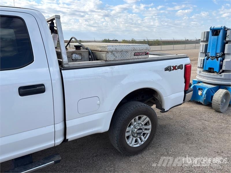 Ford F-250 XLT 4x4 Crew Cab Pickup Andere Transporter