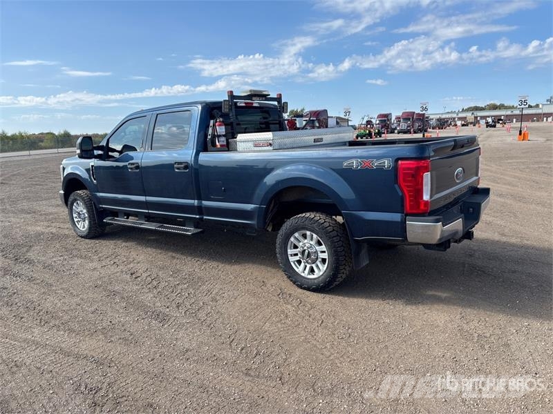 Ford F-250 XLT 4x4 Crew Cab Pickup Muu