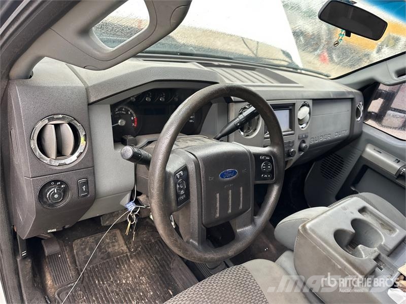 Ford F-250 XLT 4x4 Crew Cab Pickup Otros