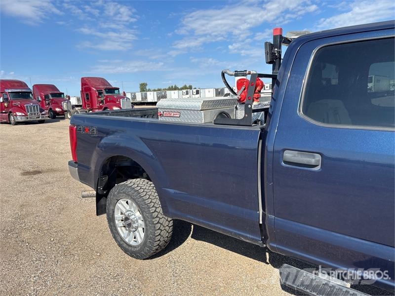 Ford F-250 XLT 4x4 Crew Cab Pickup Muu