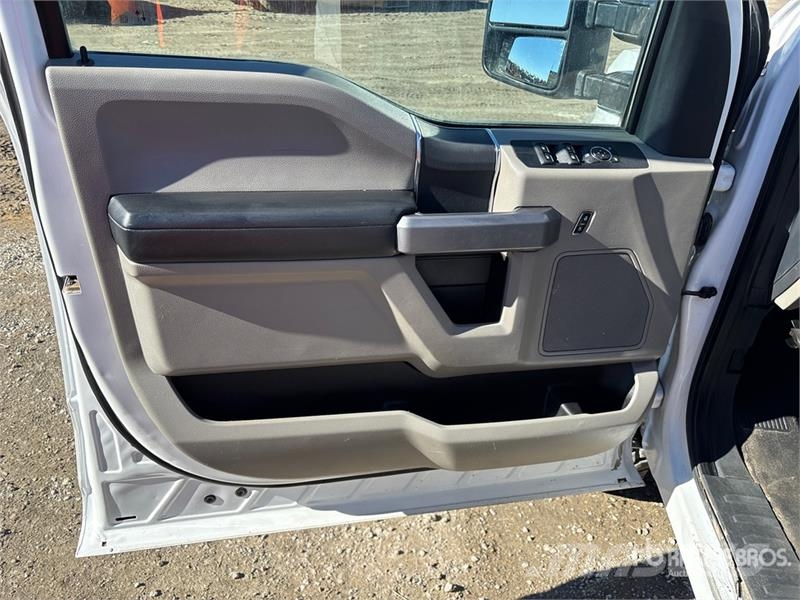 Ford F-250 XLT 4x4 Crew Cab Pickup Drugi