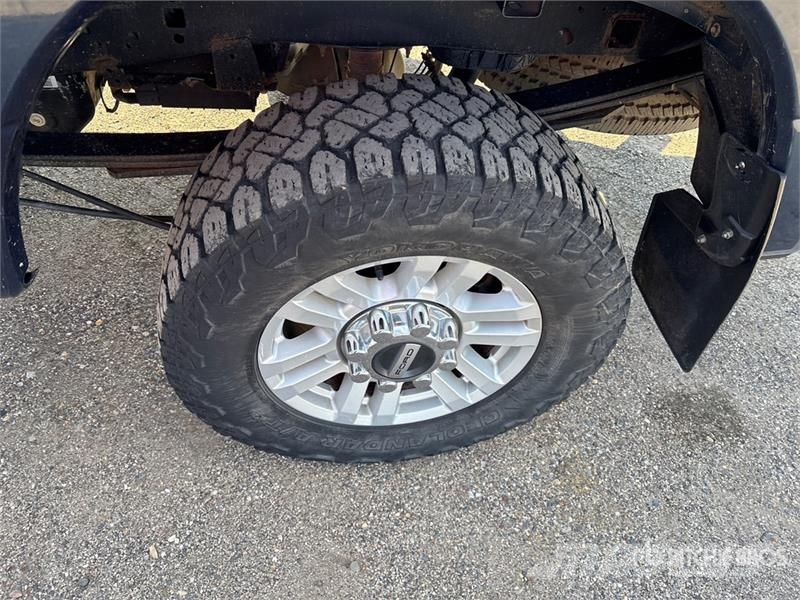 Ford F-250 XLT 4x4 Crew Cab Pickup Muu
