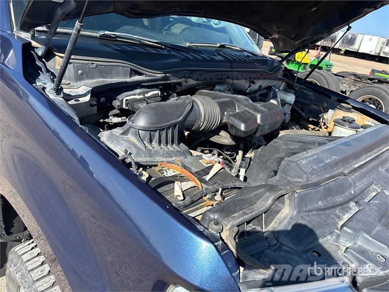 Ford F-250 XLT 4x4 Crew Cab Pickup Muu