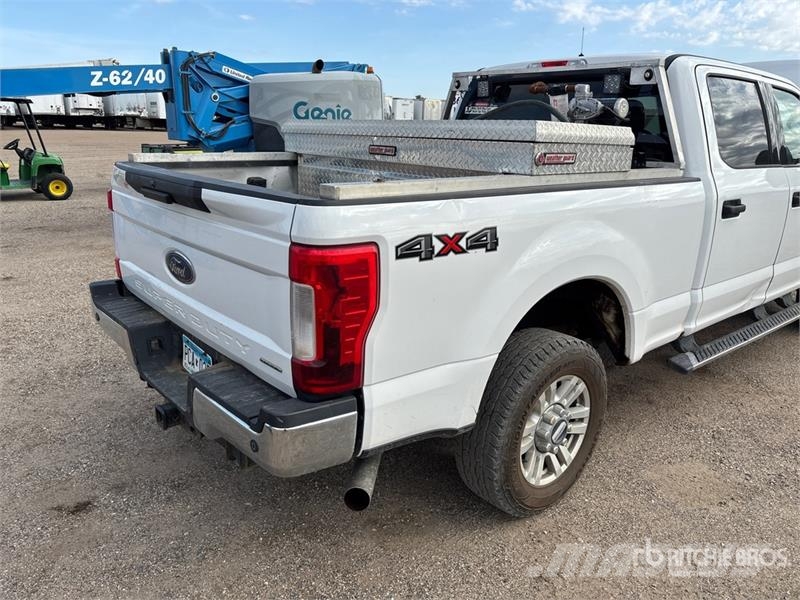 Ford F-250 XLT 4x4 Crew Cab Pickup Andere Transporter