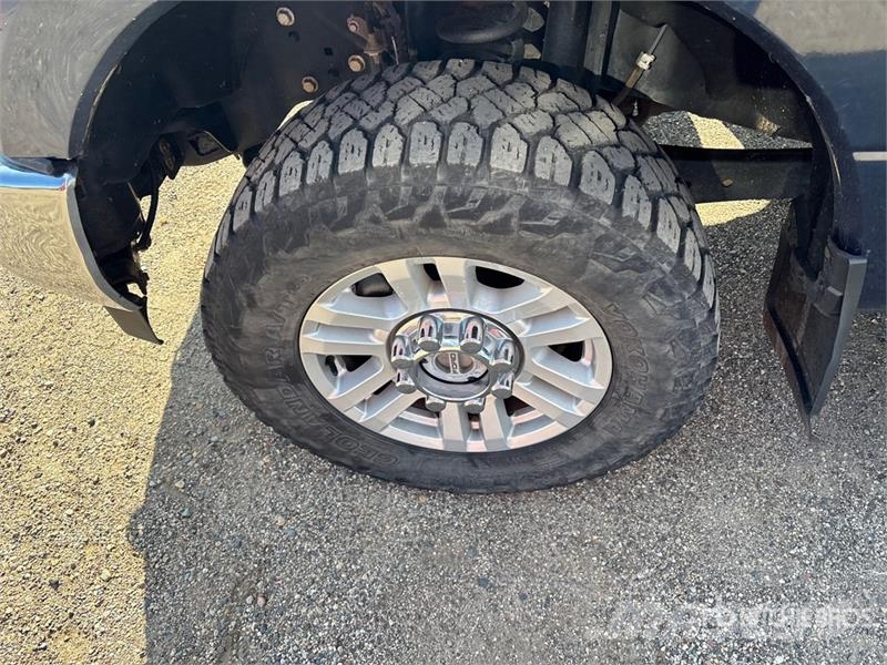 Ford F-250 XLT 4x4 Crew Cab Pickup Muu
