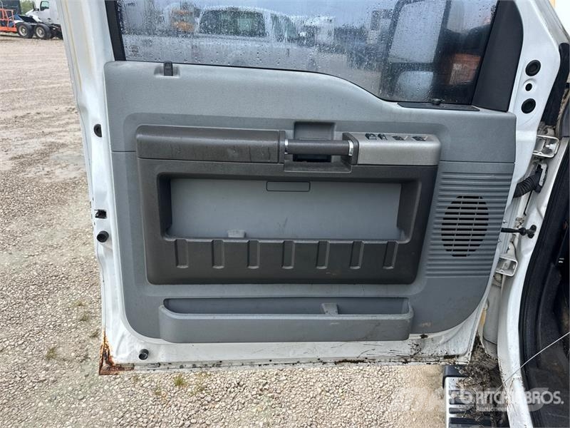 Ford F-250 XLT 4x4 Crew Cab Pickup Otros