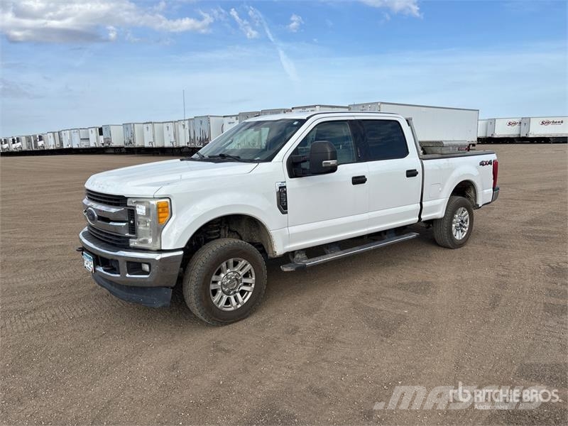 Ford F-250 XLT 4x4 Crew Cab Pickup Andere Transporter
