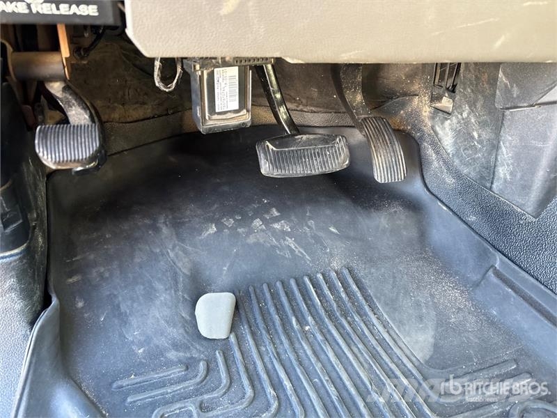 Ford F-250 XLT 4x4 Crew Cab Pickup Muu
