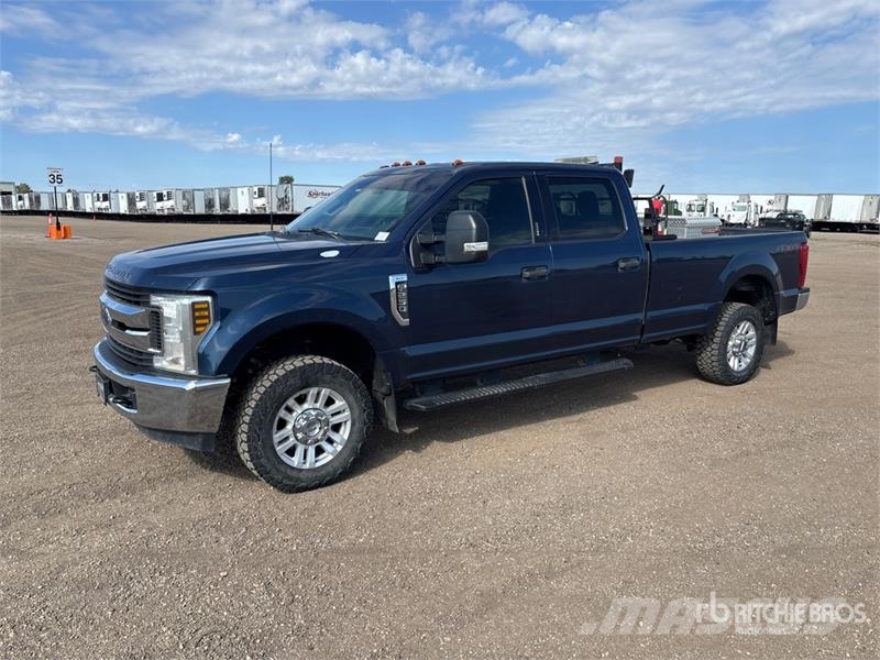 Ford F-250 XLT 4x4 Crew Cab Pickup Muu