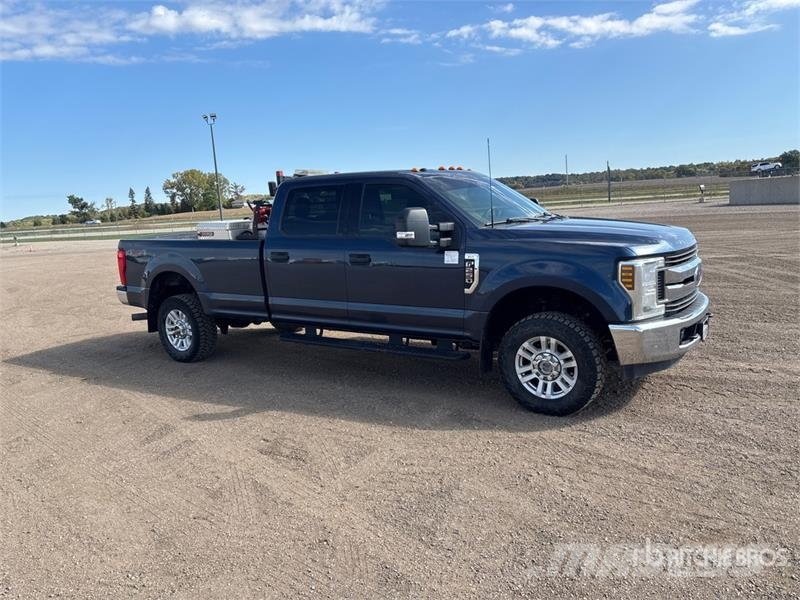 Ford F-250 XLT 4x4 Crew Cab Pickup Muu