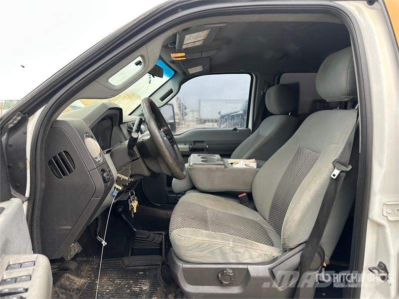 Ford F-250 XLT 4x4 Crew Cab Pickup Otros