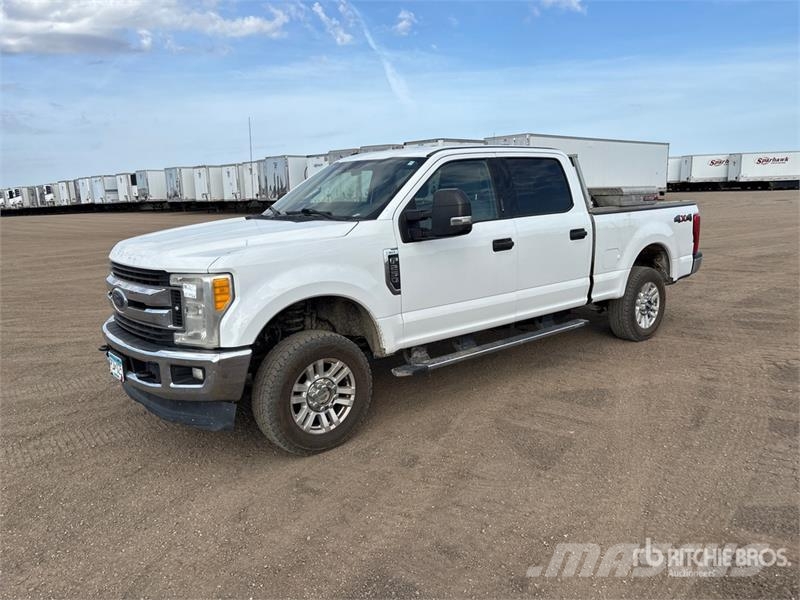 Ford F-250 XLT 4x4 Crew Cab Pickup Andere Transporter