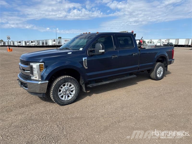 Ford F-250 XLT 4x4 Crew Cab Pickup Muu