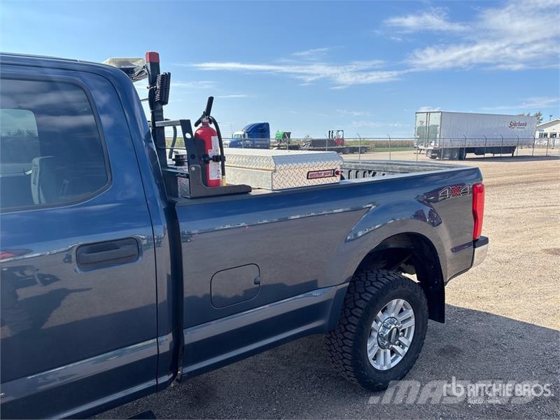 Ford F-250 XLT 4x4 Crew Cab Pickup Muu