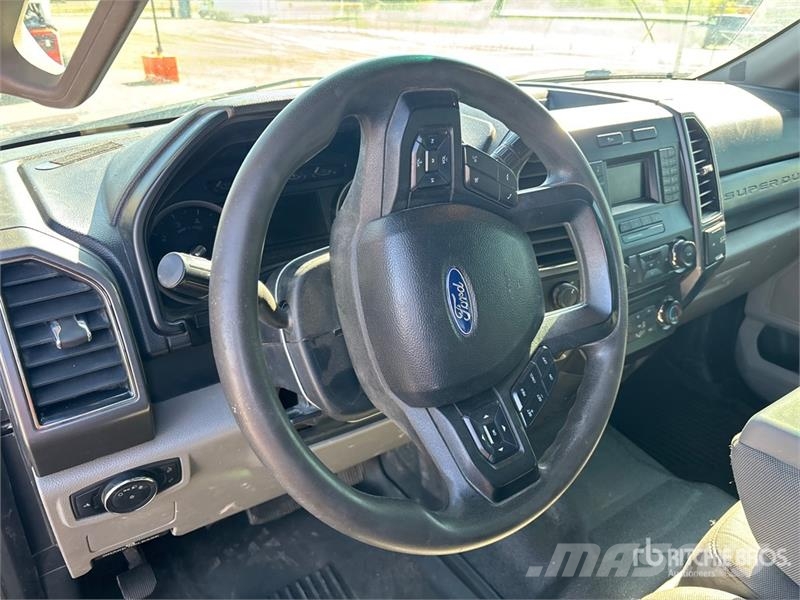 Ford F-250 XLT 4x4 Crew Cab Pickup Muu