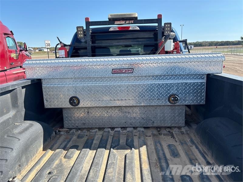 Ford F-250 XLT 4x4 Crew Cab Pickup Muu