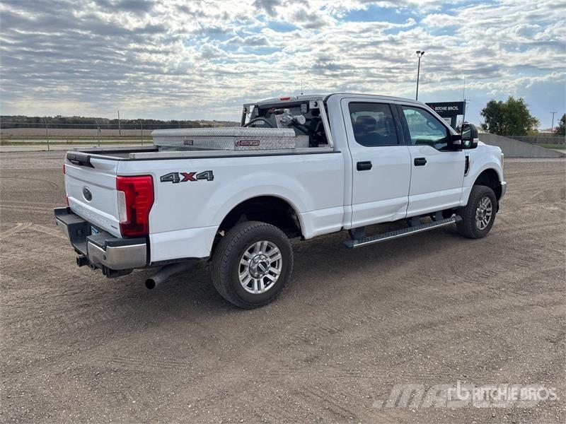 Ford F-250 XLT 4x4 Crew Cab Pickup Andere Transporter