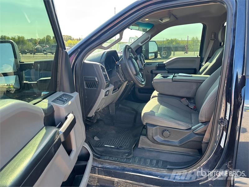 Ford F-250 XLT 4x4 Crew Cab Pickup Muu