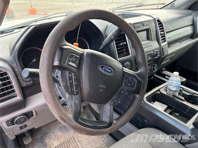 Ford F-250 XLT 4x4 Crew Cab Pickup Andere Transporter