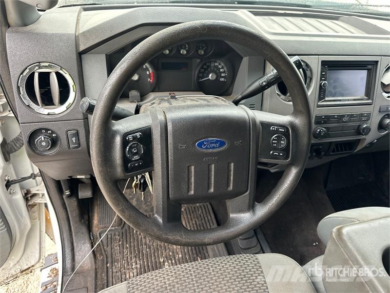 Ford F-250 XLT 4x4 Crew Cab Pickup Otros