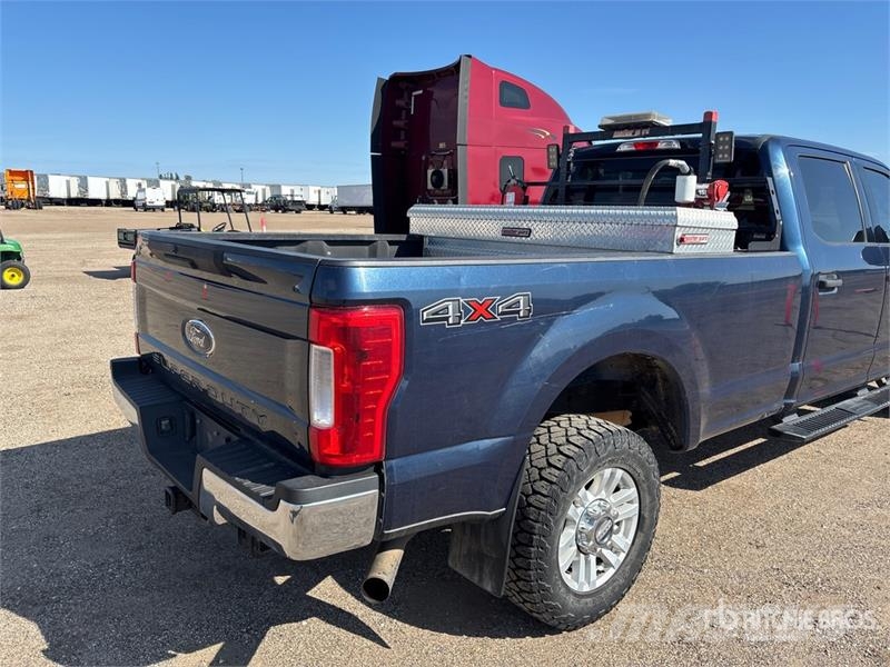 Ford F-250 XLT 4x4 Crew Cab Pickup Muu