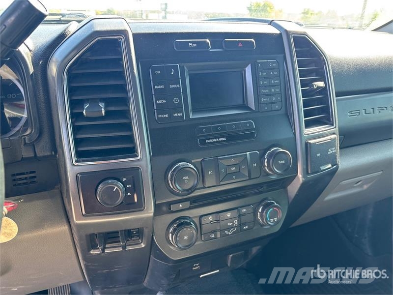 Ford F-250 XLT 4x4 Crew Cab Pickup Muu