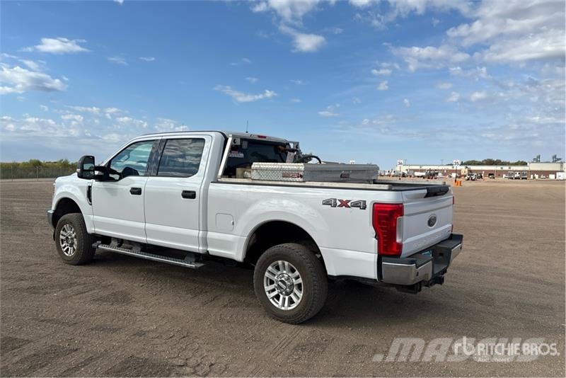 Ford F-250 XLT 4x4 Crew Cab Pickup Otras furgonetas