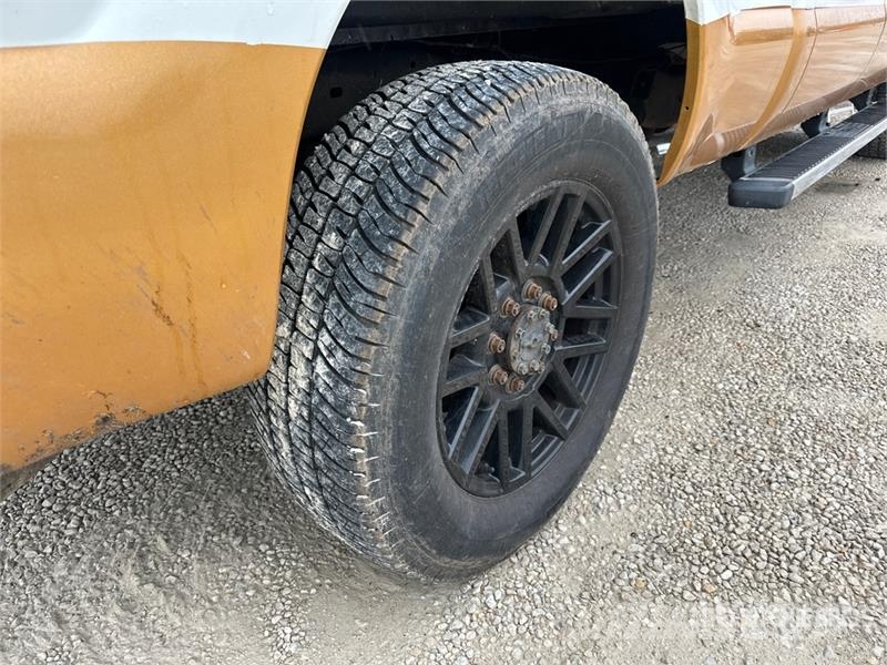 Ford F-250 XLT 4x4 Crew Cab Pickup Otros