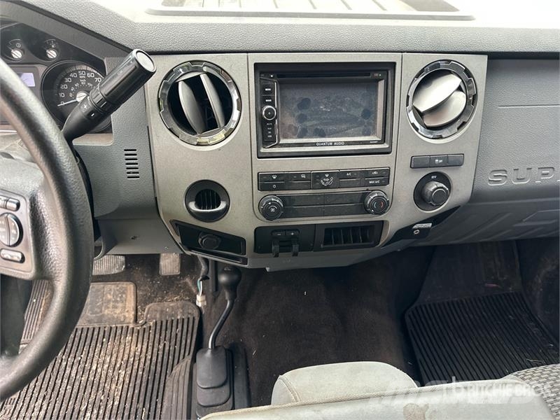Ford F-250 XLT 4x4 Crew Cab Pickup Otros