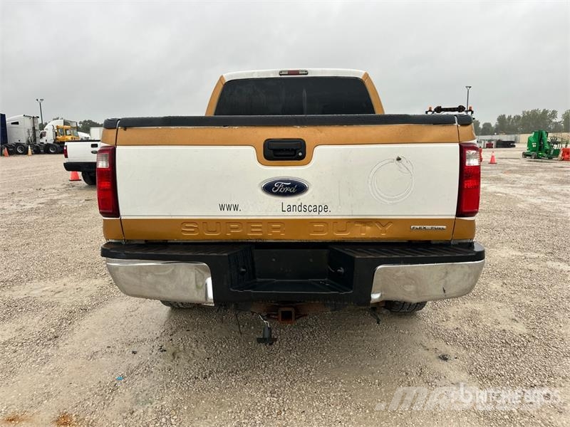 Ford F-250 XLT 4x4 Crew Cab Pickup Otros
