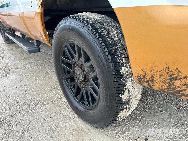 Ford F-250 XLT 4x4 Crew Cab Pickup Otros