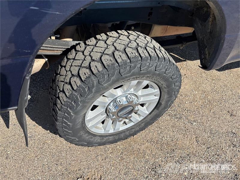 Ford F-250 XLT 4x4 Crew Cab Pickup Muu