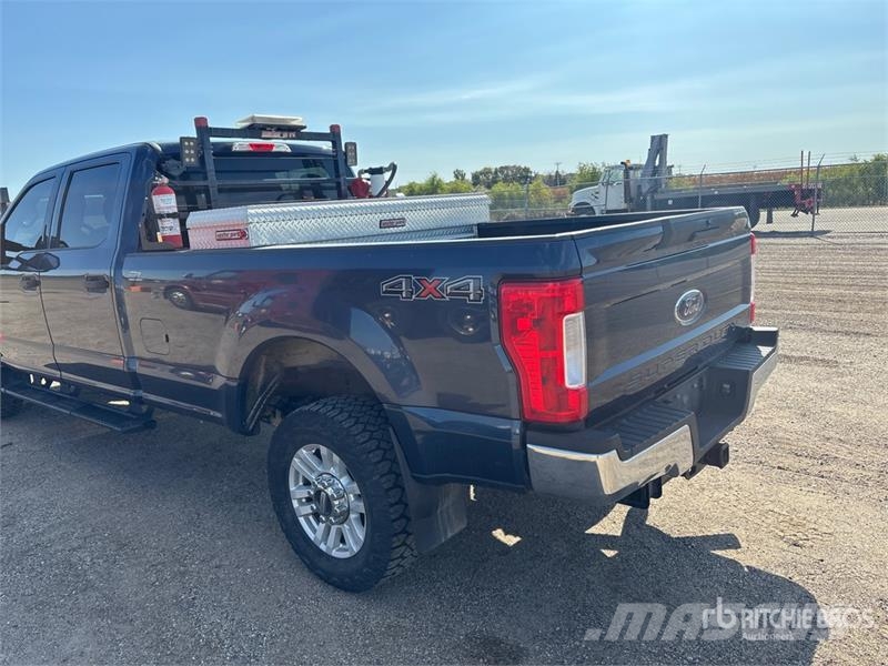 Ford F-250 XLT 4x4 Crew Cab Pickup Muu
