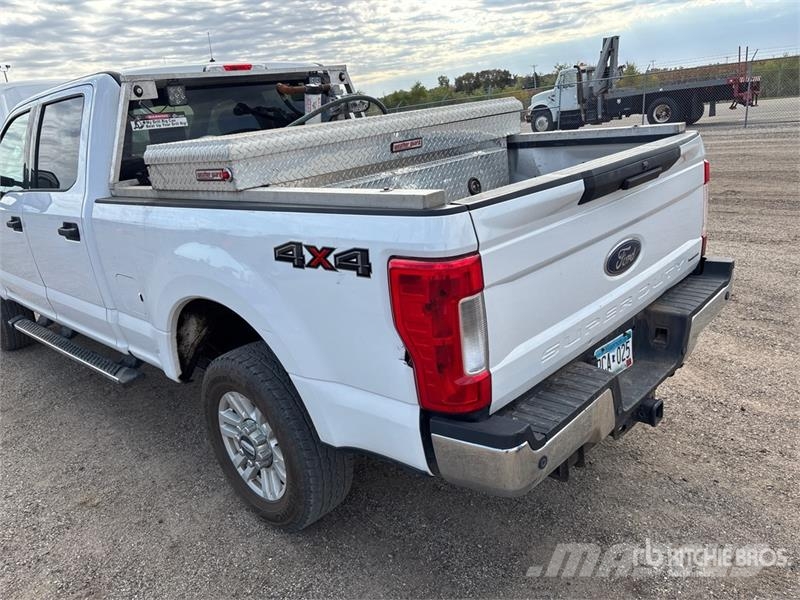 Ford F-250 XLT 4x4 Crew Cab Pickup Andere Transporter