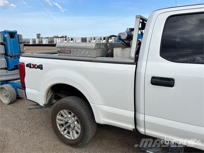 Ford F-250 XLT 4x4 Crew Cab Pickup Andere Transporter