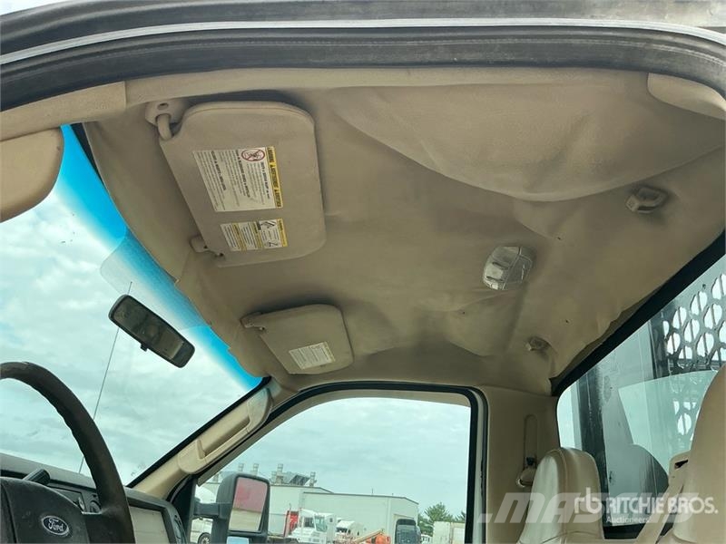 Ford F-350 Pritschenwagen/Pritschenwagen mit Seitenklappe