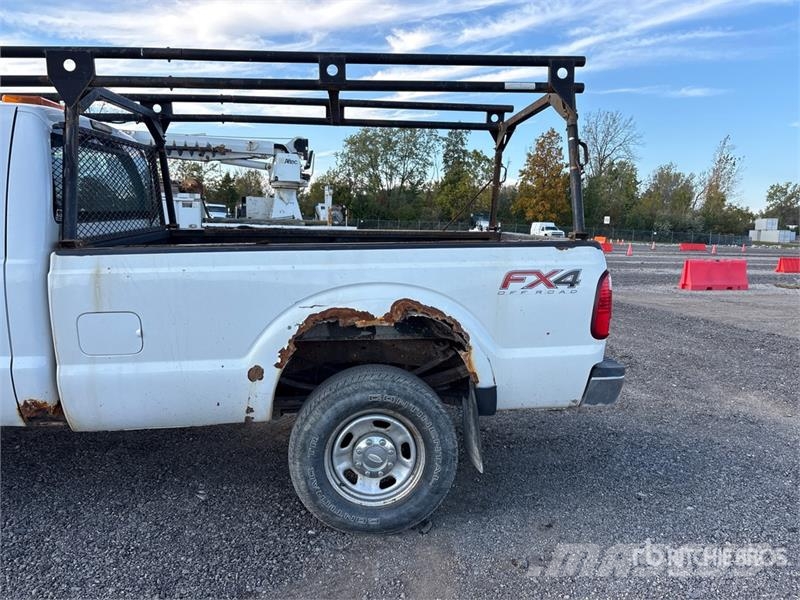 Ford F-350 4x4 Crew Cab Pickup 其他