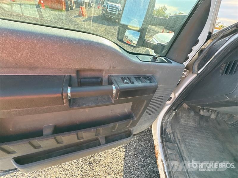 Ford F-350 4x4 Crew Cab Pickup 其他