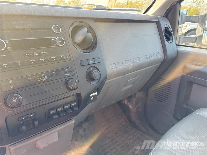 Ford F-350 4x4 Crew Cab Pickup 其他