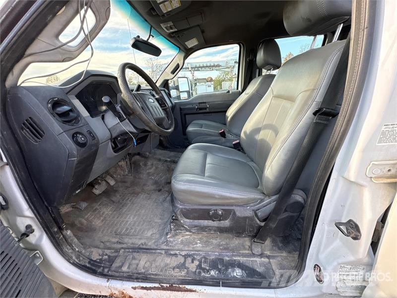 Ford F-350 4x4 Crew Cab Pickup 其他