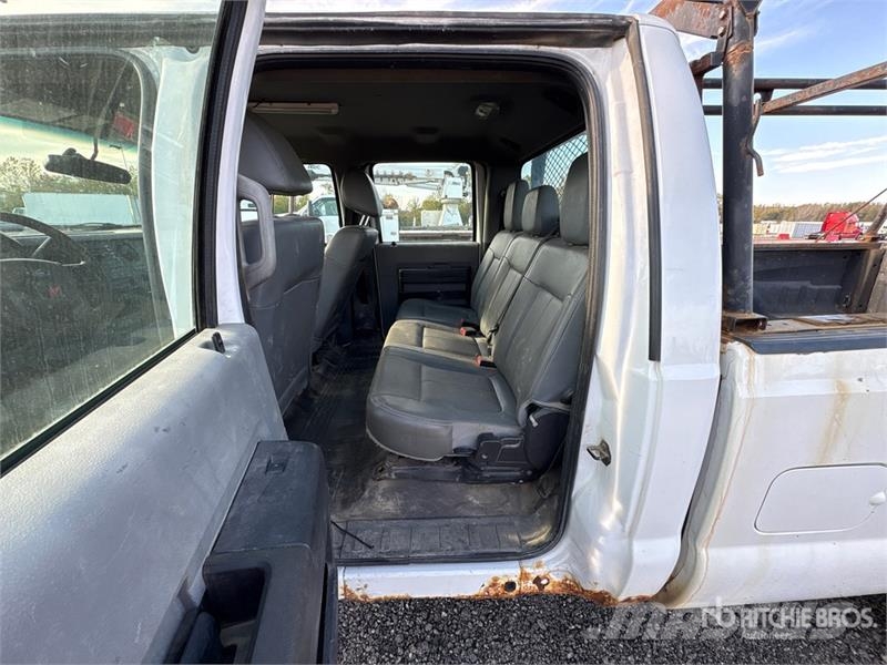 Ford F-350 4x4 Crew Cab Pickup 其他